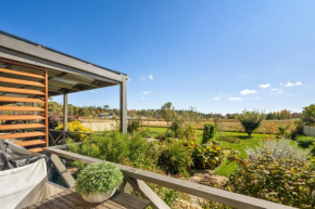 Marcotta Guest Suite - Moments to Golf Course
